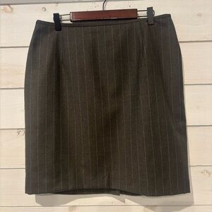 Lauren Ralph Lauren 100%
Worsted Wool Pencil Skirt Size 14
Charcoal Gray Striped